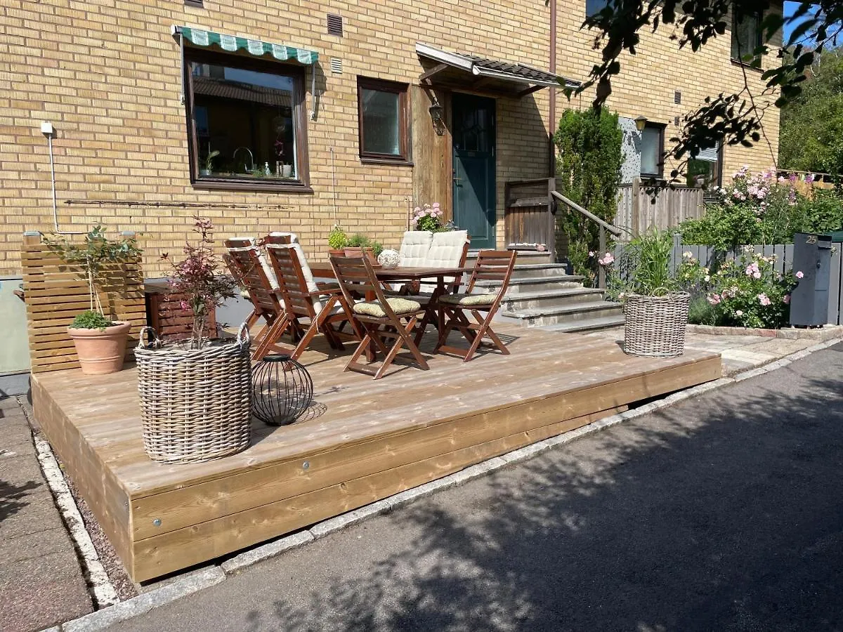 فيلة The Yellow Townhouse غوتنبرغ